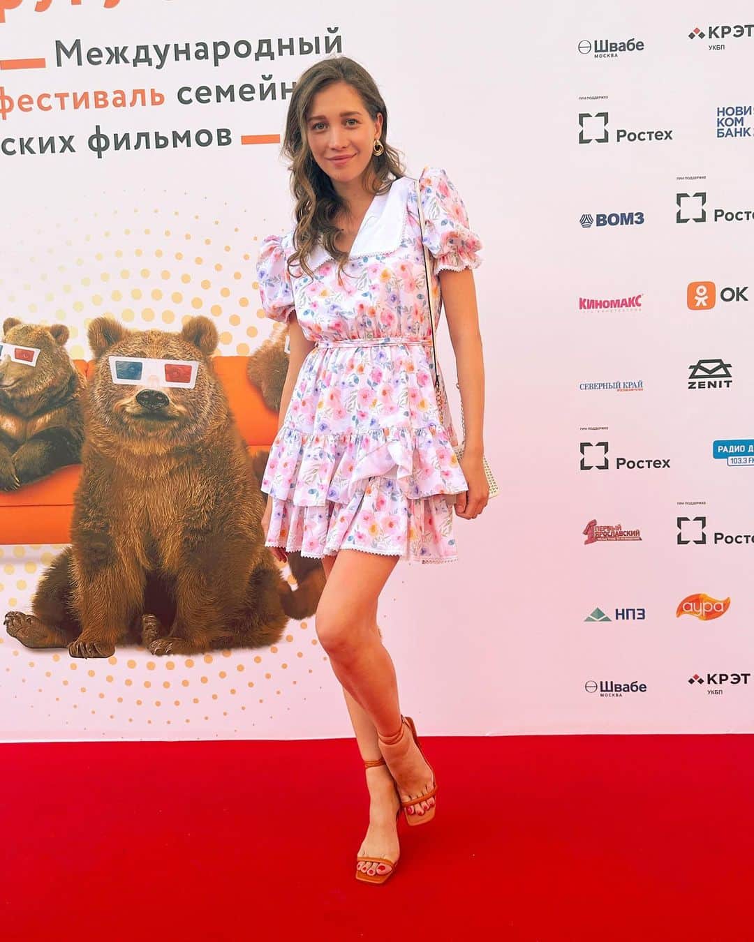 ウリアナ・ドンスコワのインスタグラム：「фестиваль «В кругу семьи» в Ярославле 2023   наша веселая команда @sidakovschool представляет   1-ый день красная дорожка, прогулки, банкет, просмотр фильма и много разговоров   2-ой день спектакль, прогулки и много разговоров   встретила друзей, кого давно не видела, зарядилась и погнали дальше 🚀  p.s. остальное сумасшествие будет в сторис」