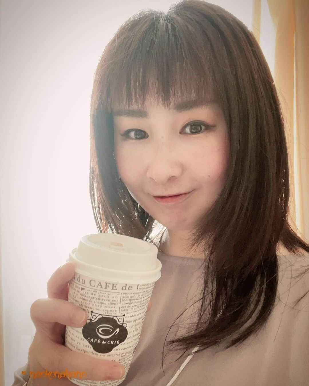 中野菜保子さんのインスタグラム写真 - (中野菜保子Instagram)「. 「みずいらず☕️🍰」 . 写真🍎🍎🍎🍎🍎🍎🍎枚 2:Smile:) 4:チーズケーキ . ご機嫌いかがですか？（≧∇≦）？  お兄ちゃんが ケーキを買ってきてくれました🍰✨✨  久方ぶりに 沢山話せた〜♪  大人になると なかなかタイミング合いませんよね  貴重な時間でした😌 . . 熱中症警戒アラート発動中 ほんとにほんとに、みなさま お気をつけて！！！ 🍓 🍓 🍓 #兄妹 #唯一無二 #カフェドクリエ #家族団欒 #ナオ部 #中野菜保子 #俳優 #actor #actress #脚本家 #演出家 #playwright  #scriptwriter #コラムニスト #columnist #エッセイスト #essayist #hollywoodstars #moviestars #演劇 #変幻自在のカメレオン役者 #舞台製作 #映像製作 #コミュニケーション #ワークショップ #alliswell @syanhaijitensya」7月10日 23時11分 - naokonakano8319