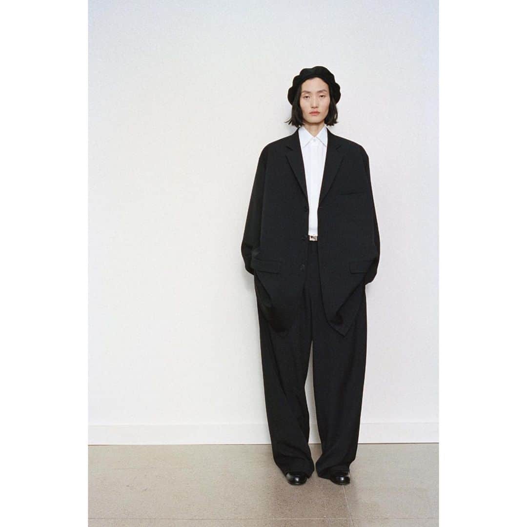 THE ROWさんのインスタグラム写真 - (THE ROWInstagram)「Fall 2023 Womenswear and Menswear Collections  Now Available on www.therow.com」7月10日 23時11分 - therow