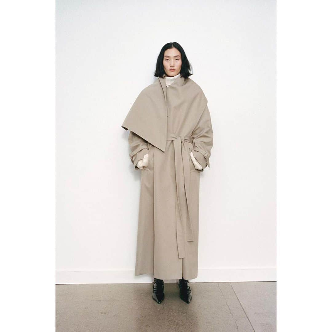 THE ROWさんのインスタグラム写真 - (THE ROWInstagram)「Fall 2023 Womenswear and Menswear Collections  Now Available on www.therow.com」7月10日 23時11分 - therow