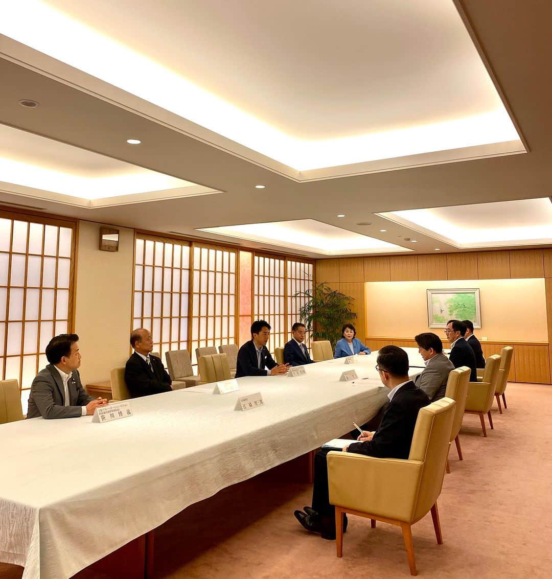 小泉進次郎さんのインスタグラム写真 - (小泉進次郎Instagram)「今日は大阪ブルー・オーシャン・ビジョン推進議連で取りまとめた決議文を林芳正外務大臣に申入れに行きました。  あまり知られていないのですが、故安倍晋三元総理が議長で開催した2019年のG20大阪サミットでまとまった大阪ブルー・オーシャン・ビジョンは2050年までに海洋プラスチック汚染をゼロにするという宣言で、更に今年のG7広島サミットでは、この目標の期限を2040年までと10年短縮しました。目標の10年前倒しは異例のことです。  現在はこの目標の実現に向けて、外交交渉が定期的に行われ、2025年には条約の調印も視野に入ってきました。申入れの内容はこの締結会議を大阪、或いは日本の何処かで開催して欲しいというもの。  大阪ブルー・オーシャン・ビジョンの国であり、リサイクル技術に長けていて、国民もリサイクルへの感度が高い日本は、プラスチック条約の調印場所に相応しいと考えていることを大臣にお伝えしました。  プラスチック汚染の問題だけでなく、気候変動、環境問題は待った無しです。昨夜からの九州地方での大雨、明日以降もこれまでにない規模での雨による被害が懸念されます。 環境大臣経験者として、引き続き気候変動、環境問題にも取り組んでいきます。  この度の大雨で亡くなられた方に謹んで哀悼の意を表し、被害に遭われた方にお見舞い申し上げます。引き続き大雨の予報が出ている地域のみなさんはご自身の安全を第一に行動してください。  #g20 #大阪ブルーオーシャンビジョン  #g7  #広島サミット  #議連  #決議文  #林芳正外務大臣  #海洋ごみ  #プラスチックごみ  #気候変動  #環境問題  #豪雨  #哀悼の意を表します  #お見舞い申し上げます」7月10日 23時06分 - shinjiro.koizumi