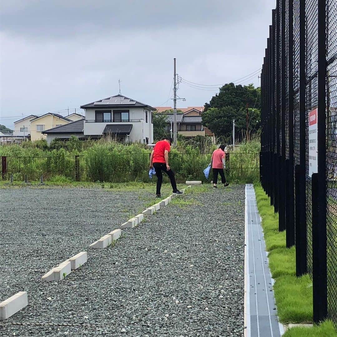 小林拓一郎さんのインスタグラム写真 - (小林拓一郎Instagram)「週末ですが、なんと、AkatsukiJapanを応援する皆さまが、浜松から豊川まで来てくださり、朝からグレパー周辺のお掃除をしてくださいました！  普段のリーグ戦では、それぞれ応援するチームがある中で、「日本一丸」となって代表を応援する姿すら美しいのに、  こうやって、お互いお声がけしながら、グレパーで遊ぶ子供たちのために掃除をし、雨でびしょびしょだったコートまで綺麗にしてくださる。  さらにはいっぱいオーダーもしてくださり、お土産もいっぱい買っていってくださる。。  どこまでもカッコいい大人の皆さまです。  本当にありがとうございます！！  嬉しかったのが、ブレックスファンの方からいただいたメッセージなんですが、  周辺にほとんどゴミが落ちていなかった、と。  これも日ごろからグレパーを大切に使ってくださる皆さんのおかげだし、守ってくれているスタッフたちのおかげです。  ありがとうございます！  #akatsukijapan  #日本一丸 #グレパー #グレープパークコート」7月10日 23時07分 - kobataku33