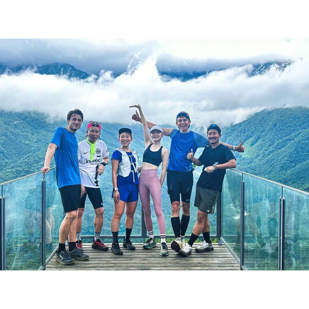 ハリー杉山のインスタグラム：「"白馬合宿"  ハッピーなラン友sと白馬へ🕺🏻  27時間TV100kmまで二週間  週末には野沢37kmトレイルも🏃🏻‍♂️  最高なデトックスに乾杯😎  そして みゃこ先生 @myaco_run  完璧なコースのガイダンス大感謝🔥🔥🔥  後はジェームズボンドが冬休みで使うような コナンだったら絶対事件が発生するようなchalet=別荘で  ラン終わりのメンテナンスを 日本に上陸してる時から 使ってる @hyperice のマッサージガンやコンプレッションシステムも置いてあって大感動🔥🔥🔥  (案件じゃないですw 父の固まった身体にもずっと使ったり、僕のコンディショニングの為にも買って5年以上使ってます)  それではではでは  リカバリーリカバリー  Up into Hakuba going up to 1300m  Such a jolly crew☺️  Thanks to @yanaginihon for a fabulous trip⭐️  Massive thanks too to @hakubahotelgroup  for an immense weekend🔥🔥  Next up Nozawa!!!  Night Night  #白馬 #liveuphakuba #トレラン #trailrunning」