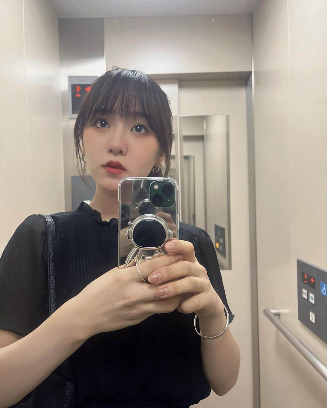 沖玲萌さんのインスタグラム写真 - (沖玲萌Instagram)「最近自慢の宇宙人スマホケース 3秒で撮って何事もなかったかのように降りた笑 ...