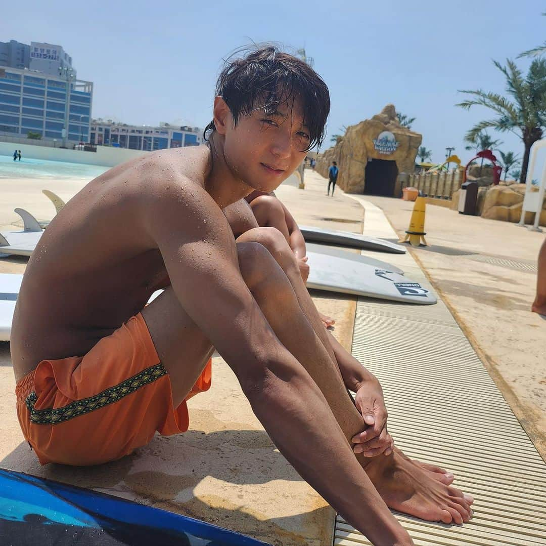 ヒョヌさんのインスタグラム写真 - (ヒョヌInstagram)「오늘은 비가 안왔네 🏄‍♂️ 즐겁게😀  #웨이브파크 #서핑」7月10日 23時22分 - hyunwoo0118