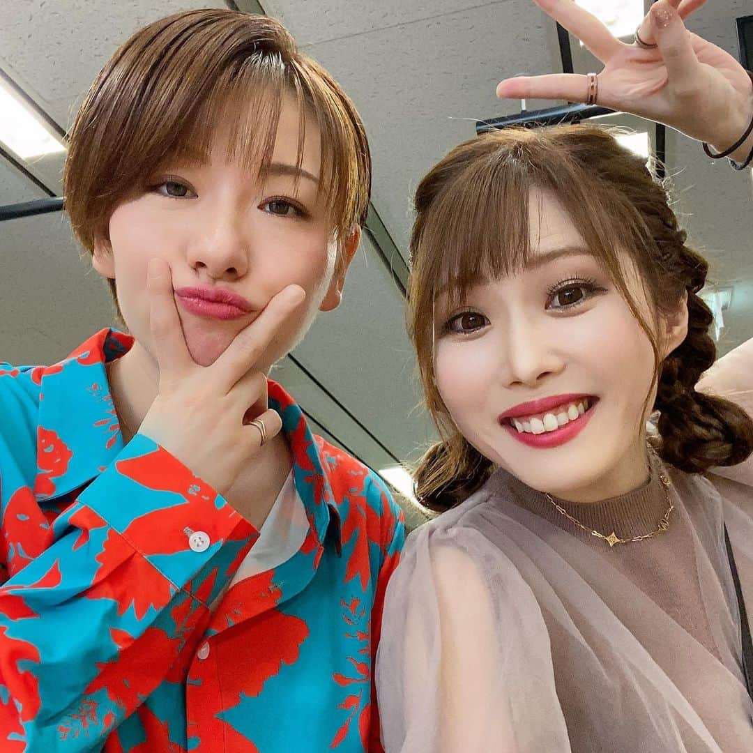 岩村菜々美さんのインスタグラム写真 - (岩村菜々美Instagram)「ミリオンシンガーご覧いただきありがとうございましたー‼️ ものまねの番組などで仲良くしてもらってる方々が沢山いて楽しかったです😚 感想などはスレッズに書くとしよう。 #小川美佳 さんと📷 #ビューティーこくぶ さんが帰宅してました。」7月10日 23時24分 - nanami1120