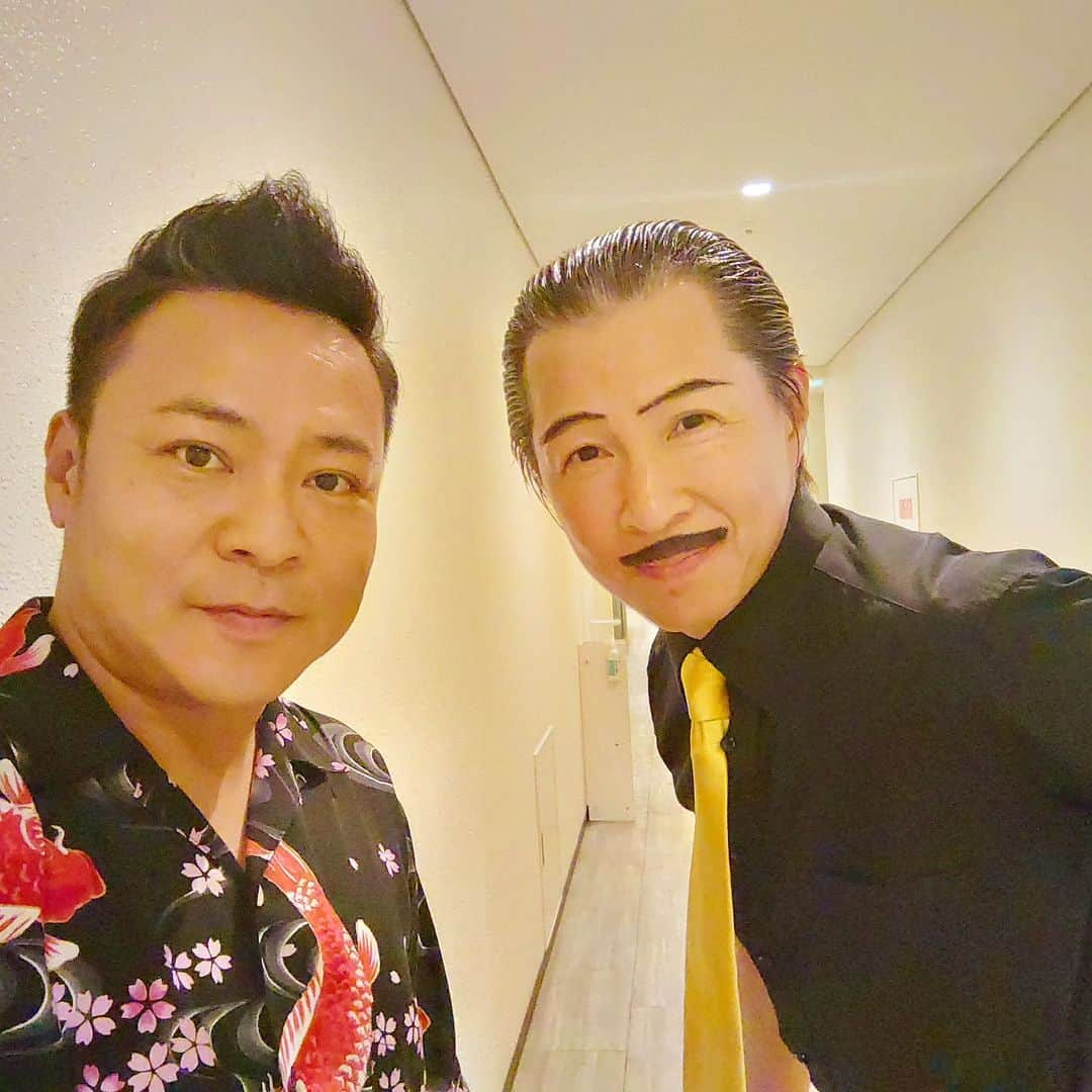 高井俊彦さんのインスタグラム写真 - (高井俊彦Instagram)「#なんばグランド花月  #アキ座長  #吉本新喜劇  １週間が終わりました🙇 お越し下さったたくさんのお客様ありがとうございました‼️  色んな事が新たに勉強になったし、何より凄く楽しいあっという間の１週間でした✨ ※ON AIR8/5(土)関西圏  先輩、後輩の皆さんとまた素敵な舞台に立てるように日々顔晴ります☺☀  吉本金融アキ社長、一の介副社長とパシャリ📷💕 そしてー。 NGK楽屋ロビーでいつもの白川さんの居場所を守る写真😆👍  舞台上でこのお二人の横で笑いを堪えるのが必死でしたw てか、笑ってしもてました〜😂  吉本新喜劇座員総選挙2023を最後まで走り抜いて絶対に10/8新喜劇まつりに出たいという想いが強くなった、そんな１週間でした🔥 すべての皆さんに感謝です🙏 ご投票宜しくお願い致します👏」7月10日 23時28分 - takai_toshihiko