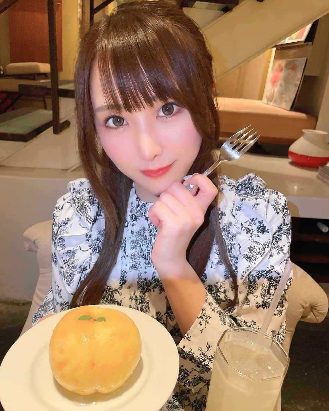 熊本美和さんのインスタグラム写真 - (熊本美和Instagram)「おやくまʕ•ᴥ•ʔ . . #おやすみ #goodnight #🌙 #おやくま #桃 #🍑 #peach #カフェ #cafe #表参道 #表参道カフェ #ロータス #lotus #期間限定 #summer #japanesegirl #idol #熊本美和 #Pリーガー #bowling #babyzbreath #ベビブレ #fashion #ootd #fyp #likefollow #fff #lfl #instagood #loveislove」7月10日 23時38分 - miwa_babyb