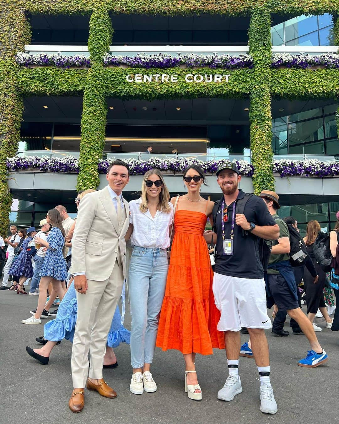 アリソン・ストーキーさんのインスタグラム写真 - (アリソン・ストーキーInstagram)「Cheers to a couple of fun Sundays 🥂 Proud of @rickiefowler and the whole team in so many ways and very thankful to have amazing family and friends to do life with」7月10日 23時37分 - allisonstokke