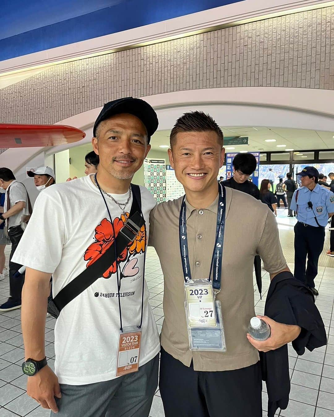 播戸竜二さんのインスタグラム写真 - (播戸竜二Instagram)「『キャプテン⚽️』 ・ おばんざい世代のキャプテン！小野伸二！ @shinjiono7  ・ アビスパvsコンサドーレの試合でたまたま会いました！ ・ 久しぶりに会って、一緒にサッカー見て、いろいろ語り合い、最高の時間でした！ ・ あっ、おばんざいソングをやるの忘れた！ ・ キングがやってくれたので、伸二もそろそろでしょう！（笑） ・ ・ #アビスパのエンブレムに名前 #こういうのは嬉しい #プライベート観戦は純粋に楽しめます」7月10日 23時46分 - ryuji_bando