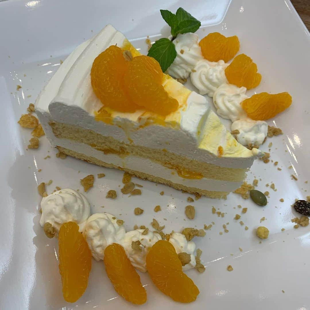 天童よしみさんのインスタグラム写真 - (天童よしみInstagram)「みかん🍊ケーキ　麦茶で頂きました 少しの時間でしたが　至福感がありました　美味しいです　みかん🍊の味  #雷#大雨＃水害#治りますように #皆様気をつけて」7月10日 23時41分 - tendo_yoshimi_official