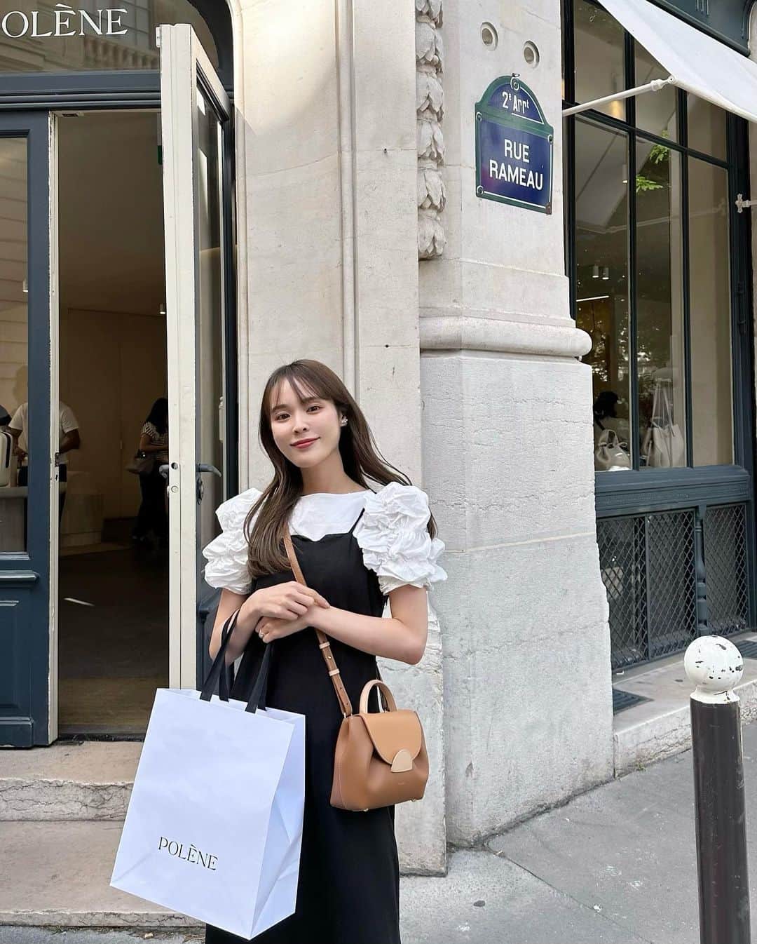 磯田 ひかる(Hikaru Isoda) さんのインスタグラム写真 - (磯田 ひかる(Hikaru Isoda) Instagram)「パリ3日目は @polene_paris の店舗で撮影させてもらいました👜  パリでも大人気すぎて開店前から行列ができてた！ずっとお会いしたかったPRの @julie.svalander さんとランチもできました♡  またYouTubeアップするのでお楽しみに...🥰  4日目は念願のウエディングフォト撮影💐 ドレス持っていくの本当大変だった...！ヘアメイクは自分でやりました🫶  そのあとはSoldesが開催されていたのでお買い物したよ🛍 この日の夜は大雨でテラスが凄いことになっていた、、、  ------------------------------ picaru：162cm / 骨格ウェーブ 1st ブライトスプリング 2nd ブライトサマー  大人可愛いスタイルアップコーデ ヘアメイクを合わせた トータルスタイリングを提案🤍  不定期にストーリーで ファッションお悩み相談募集中🥰 ------------------------------  他の投稿を見る→【@picaruuu】」7月10日 23時43分 - picaruuu