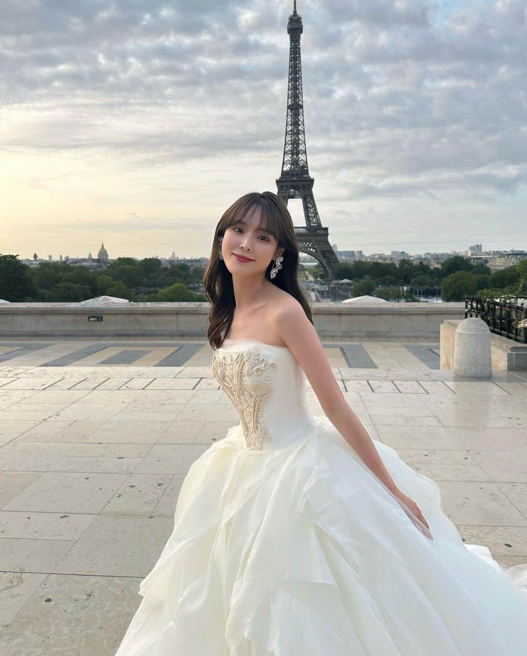 磯田 ひかる(Hikaru Isoda) のインスタグラム：「パリ3日目は @polene_paris の店舗で撮影させてもらいました👜  パリでも大人気すぎて開店前から行列ができてた！ずっとお会いしたかったPRの @julie.svalander さんとランチもできました♡  またYouTubeアップするのでお楽しみに...🥰  4日目は念願のウエディングフォト撮影💐 ドレス持っていくの本当大変だった...！ヘアメイクは自分でやりました🫶  そのあとはSoldesが開催されていたのでお買い物したよ🛍 この日の夜は大雨でテラスが凄いことになっていた、、、  ------------------------------ picaru：162cm / 骨格ウェーブ 1st ブライトスプリング 2nd ブライトサマー  大人可愛いスタイルアップコーデ ヘアメイクを合わせた トータルスタイリングを提案🤍  不定期にストーリーで ファッションお悩み相談募集中🥰 ------------------------------  他の投稿を見る→【@picaruuu】」