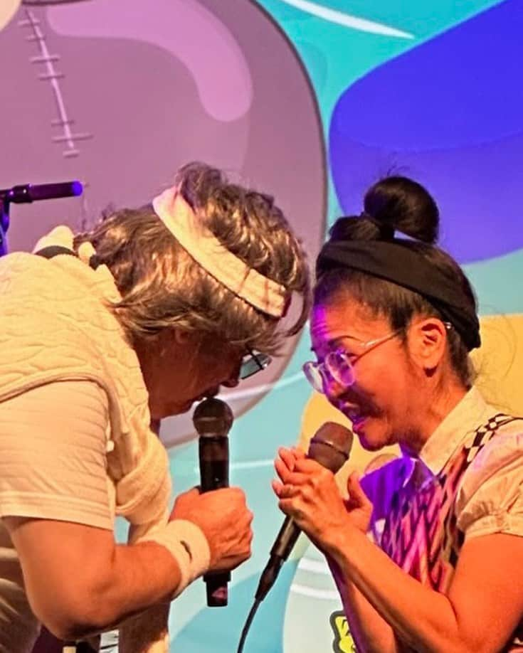 ケイコ・アジェナさんのインスタグラム写真 - (ケイコ・アジェナInstagram)「Hee hee! This was fun. On stage with @pftompkins at @varietopia. Thank you @shinkawasaki for the pics. The last shot is me “dancing” on the street on our way to the next bar.」7月10日 23時46分 - keikoagena