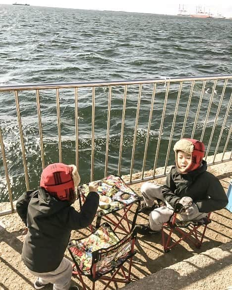 岡本圭司のインスタグラム：「Fishing with boys. Long time ago. 思い出は宝物。 #myfamily」