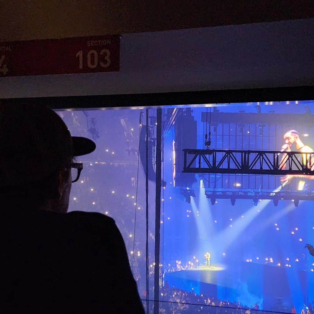 リヴァース・クオモさんのインスタグラム写真 - (リヴァース・クオモInstagram)「Gary, IN 7-9-23. It wasn't Hard to keep the Rock aLive with a crowd like last night's. Thanks for a fun time, Indiana!  We also spent the previous day off in Detroit. Scooted on a Bird around town, walked down Lily Pad Lane where there wasn't a single lily pad to be found, and took a gander at what @champagnepapi is up to (turns out it's a lot of inflatable props and laser robots).  We're on the home stretch folks. Pittsburgh tomorrow and Queens on Thursday. Let's finish this second leg strong.」7月10日 23時53分 - rivers_cuomo