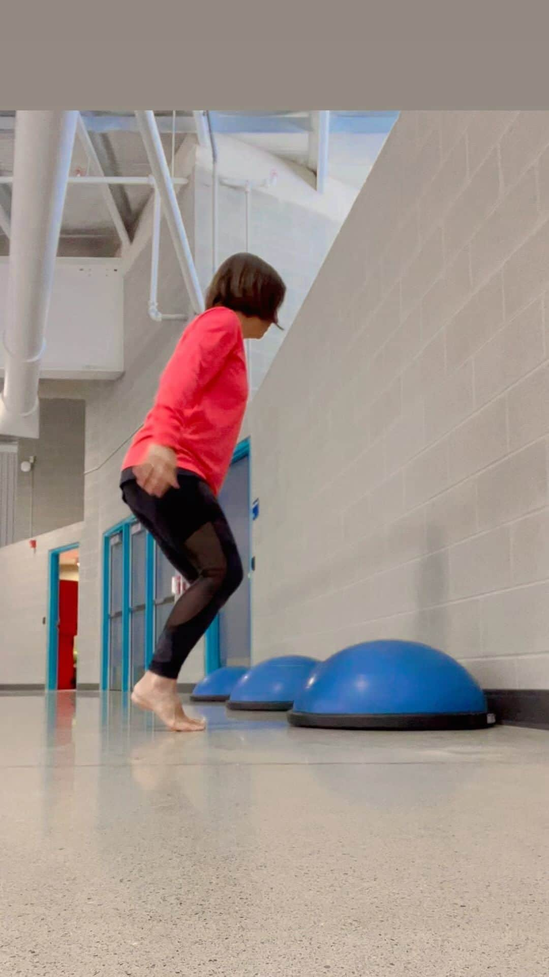 メーガン・デュアメルのインスタグラム：「Figure skaters need STRONG feet 🦶 and this exercise does the trick!  Notice how my heels DO NOT touch the ground. And I’m doing this without shoes on to increase my mobility and awareness of my feet.   #figureskatingtraining #mobility #anklemobility #strongankles #mobilitymovement #bosuball #training #figureskating」