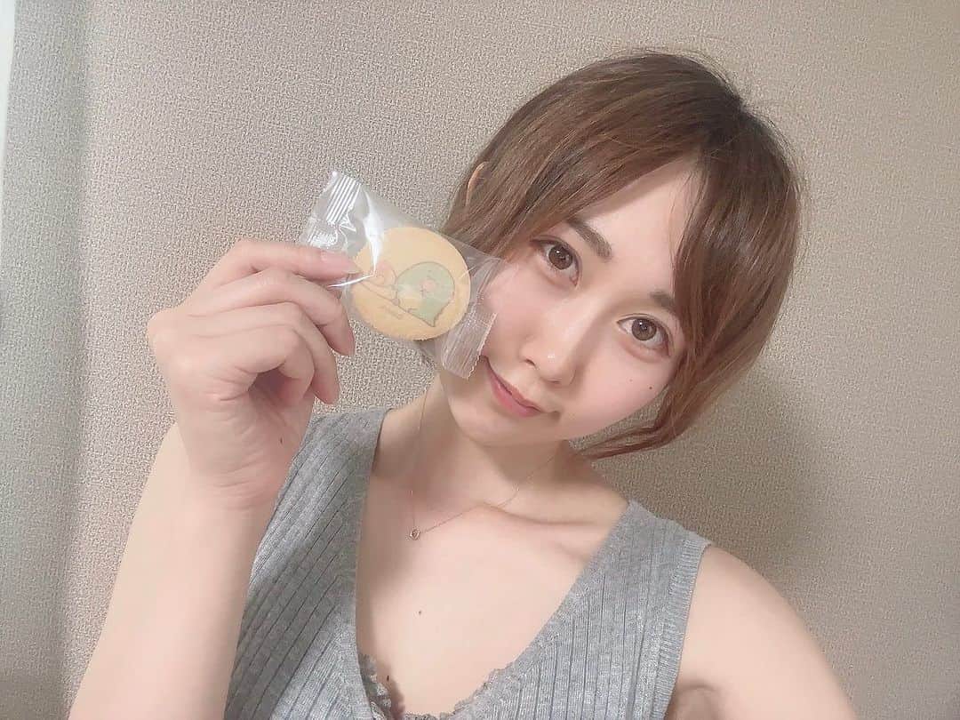 のインスタグラム：「🍪  えまちゃんに誕生日にもらったクッキー！ 大事に飾ってたんだけど そろそろ賞味期限だから食べちゃった🥹  めちゃ可愛いうえに、美味しかった〜🍪💕  ありがとう〜！！！！✨  圧倒的とかげちゃん可愛くて真似してみたよ🦕  最後ブレてるけどね(・〰️・ )꒱💕  ． ．  #クッキー  #甘党  #とかげ  #推し活  #おうちカフェ  #sweet  #すみっコぐらし  #cookie  #homecafe」