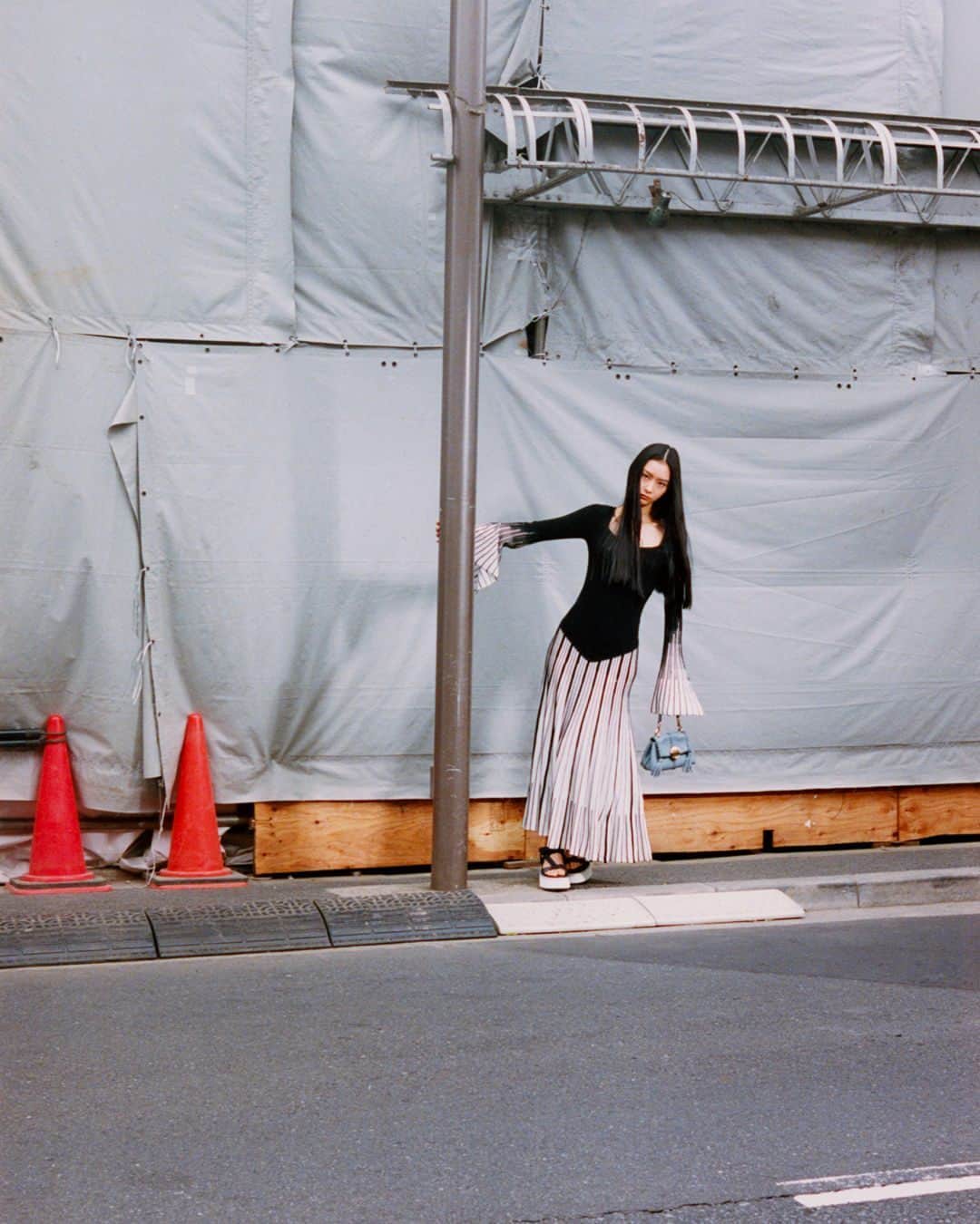 Chloéさんのインスタグラム写真 - (ChloéInstagram)「The Renaissance silhouette of the flared dress in knitted wool-silk with its V-shaped waist, square neckline and trumpet sleeves is juxtaposed against the urban landscape of Tokyo.  Photographer: @fiiiiiish Model: Yuki Shioya  #ChloeinTokyo #ChloeFall23​」7月11日 0時00分 - chloe
