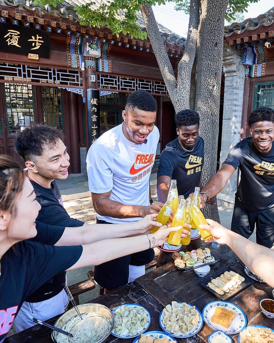 Nike Basketballさんのインスタグラム写真 - (Nike BasketballInstagram)「Our journeys take us many places, but we’re connected by our shared passions. 🖤🏀  Giannis visited Beijing’s Hutong neighborhood to talk sneakers with sneakerhead influencer, Xin Jie, learn Chinese calligraphy and enjoy local Beijing cuisine hosted by Xin Jie’s family.」7月11日 0時01分 - nikebasketball