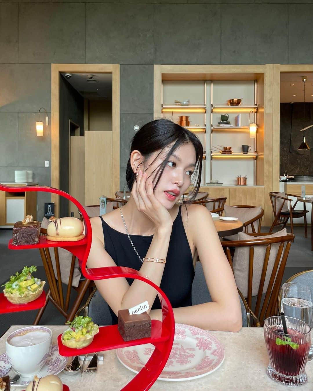 立花恵理のインスタグラム：「#광고  반얀트리 그라넘 다이닝 라운지에서 애프터눈티를 즐기고 왔습니다🍵동양의 상징과 모더니티의 재치있는 조화가 아름다운 키린 @qeelinjewellery 의 주얼리도 착용해 볼수 있었던 우아하고 특별한 시간이었습니다…❣️ 8/31까지 참여해보실수있습니다~🪭  #키린 #qeelinjewellery」