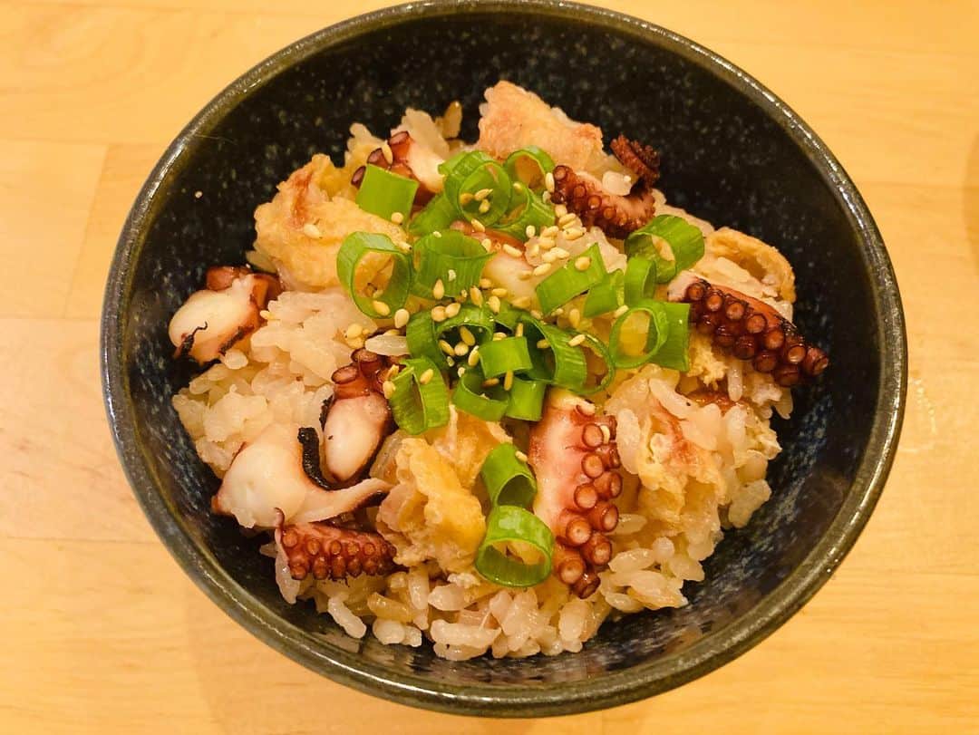 中村千尋さんのインスタグラム写真 - (中村千尋Instagram)「▫️ この間釣ったタコ そのまま冷凍庫に突っ込んでたんだけど、やっと食べれました 炊き込みご飯とマリネにした めちゃくちゃ美味しかった 閲覧注意そうだったので載せないけど内臓も煮付けて食べた最高でした またタコ釣り行きたいなぁ🐙」7月11日 0時09分 - nanakanakamurachihiro