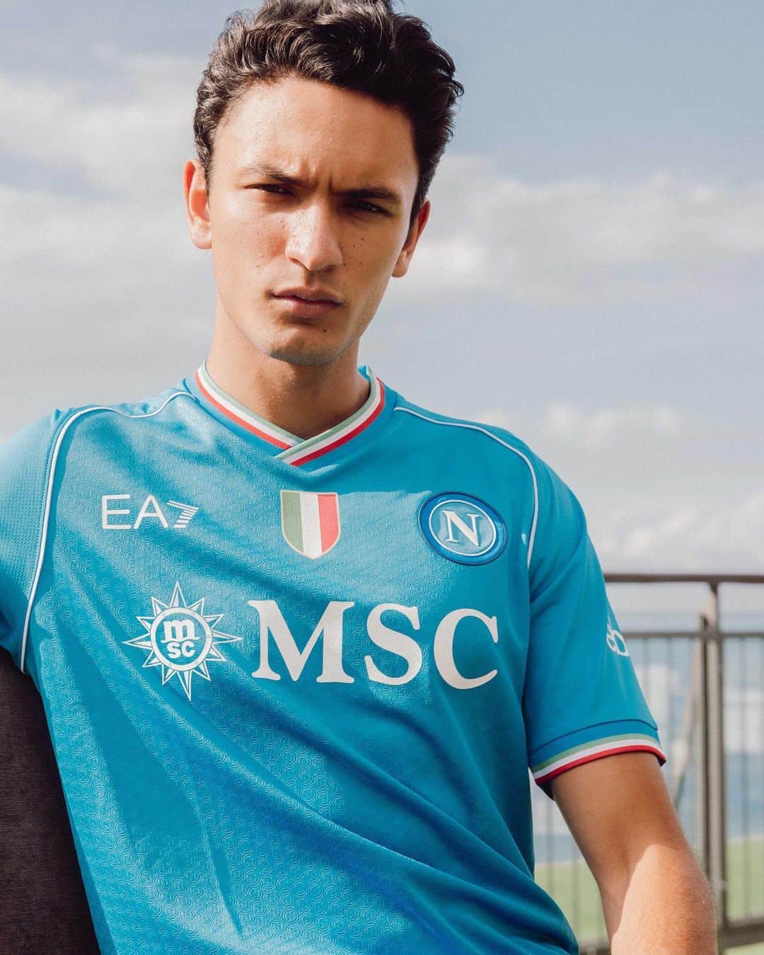Armani Officialさんのインスタグラム写真 - (Armani OfficialInstagram)「#EA7 proudly continues to collaborate with SSC Napoli team for the 2023-2024 season, designing the new official match kits and technical materials.   @officialsscnapoli」7月11日 0時11分 - emporioarmani