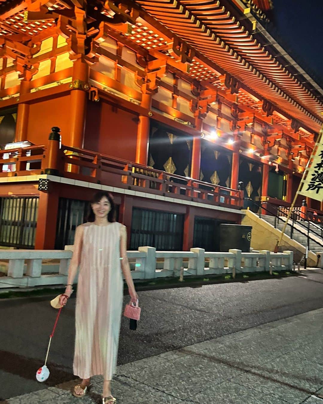 青山倫子のインスタグラム：「_ ほおずき市。 四万六千日分の功徳があるそうな。 えっ？！126年分！？ すごいな。。  #青山倫子 #ほおずき市 #四万六千日  #みなさんに良いことがありますように」