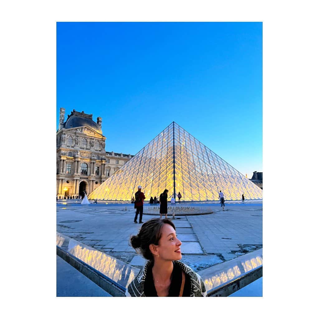 稲沢朋子のインスタグラム：「△ルーブル美術館  写真では伝えきれない… 最高のParisでした！  #Paris #emilyinparis #巡り #🇫🇷 #卒母　#40代ラスト　年色々思い出作り #input  #output #POWERcharge」