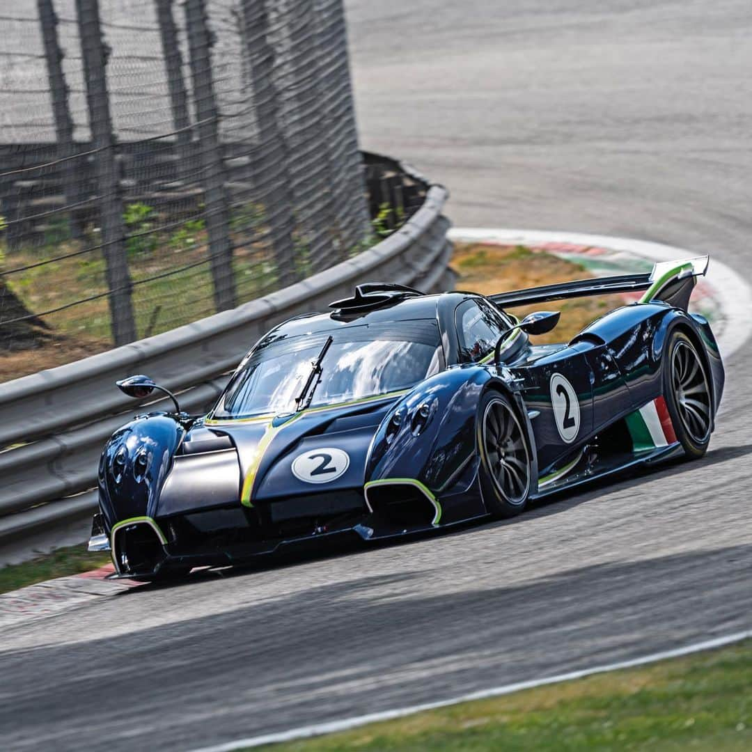 パガーニ・アウトモビリさんのインスタグラム写真 - (パガーニ・アウトモビリInstagram)「A laboratory car, a concentrate of active aerodynamic features: #HuayraR.  In this Hypercar the flat bottom, in combination with the rear diffuser and the distinctive wing, help to generate maximum downforce.  #Pagani #Huayra」7月11日 0時19分 - paganiautomobili