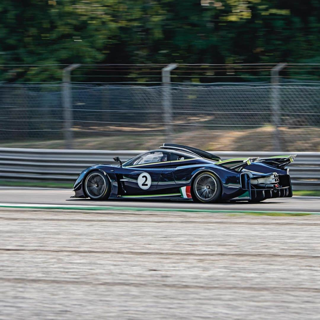 パガーニ・アウトモビリのインスタグラム：「A laboratory car, a concentrate of active aerodynamic features: #HuayraR.  In this Hypercar the flat bottom, in combination with the rear diffuser and the distinctive wing, help to generate maximum downforce.  #Pagani #Huayra」