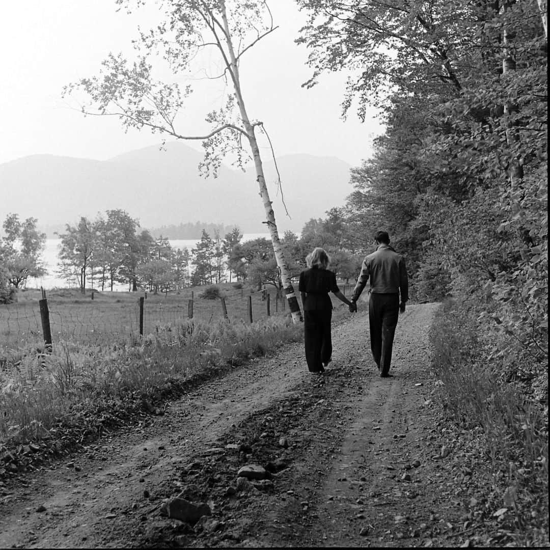 lifeさんのインスタグラム写真 - (lifeInstagram)「Series of photos of a young couple exploring Lake George, New York, 1941.   Lake George makes an unusual claim to fame: it touts itself as America’s original vacation spot. Visit the link in bio to see more from when LIFE photographer Nina Leen went to Lake George to photograph a couple enjoying a weekend in nature. 🛶  (📷 Nina Leen/LIFE Picture Collection)   #LIFEMagazine #LIFEArchive #NinaLeen #1940s #LakeGeorge #NewYork #Summer #Vacation #Destinations」7月11日 0時31分 - life