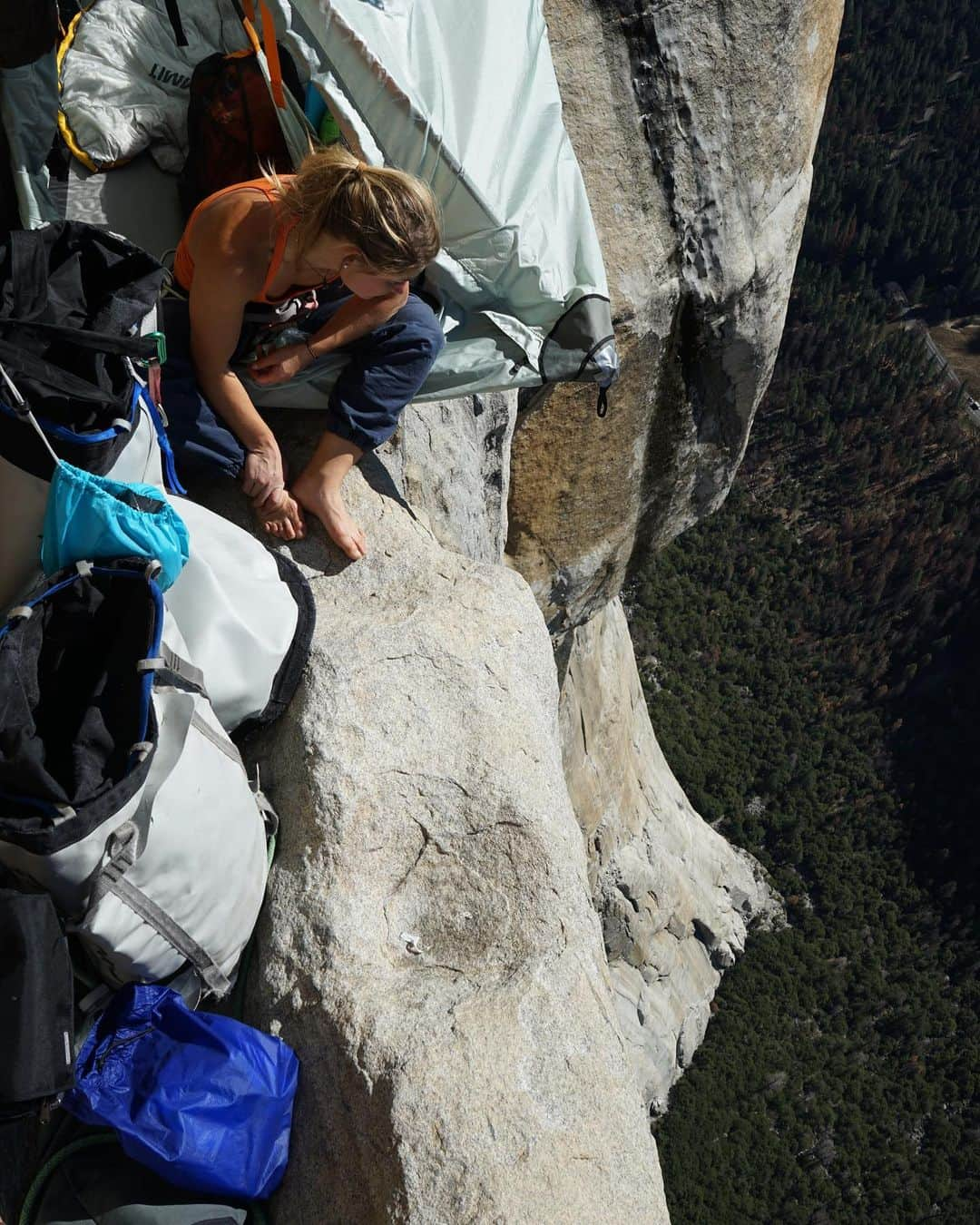 ヘイゼル・フィンドレーのインスタグラム：「There’s a kind of serenity and jubilation that some people feel when they are strapped to the side of a cliff face or up in the mountains. Not all climbers have this. Maybe the ones that don’t, focus on bouldering and sport. But for some of us, being up high whether it’s climbing 5.8 or 5.14 is something that makes belaying seem fun, doing nothing seem special, and climbing seem out of this world. Can’t wait to be back in Yosemite soon. @angus.kille and I planned 4 trips to the states over the past 3 years that have all been cancelled. 🤞 that this time round things will align. What’s your next plan to get up high above the trees?   @blackdiamond @lasportivagram photos: Jonny Baker」