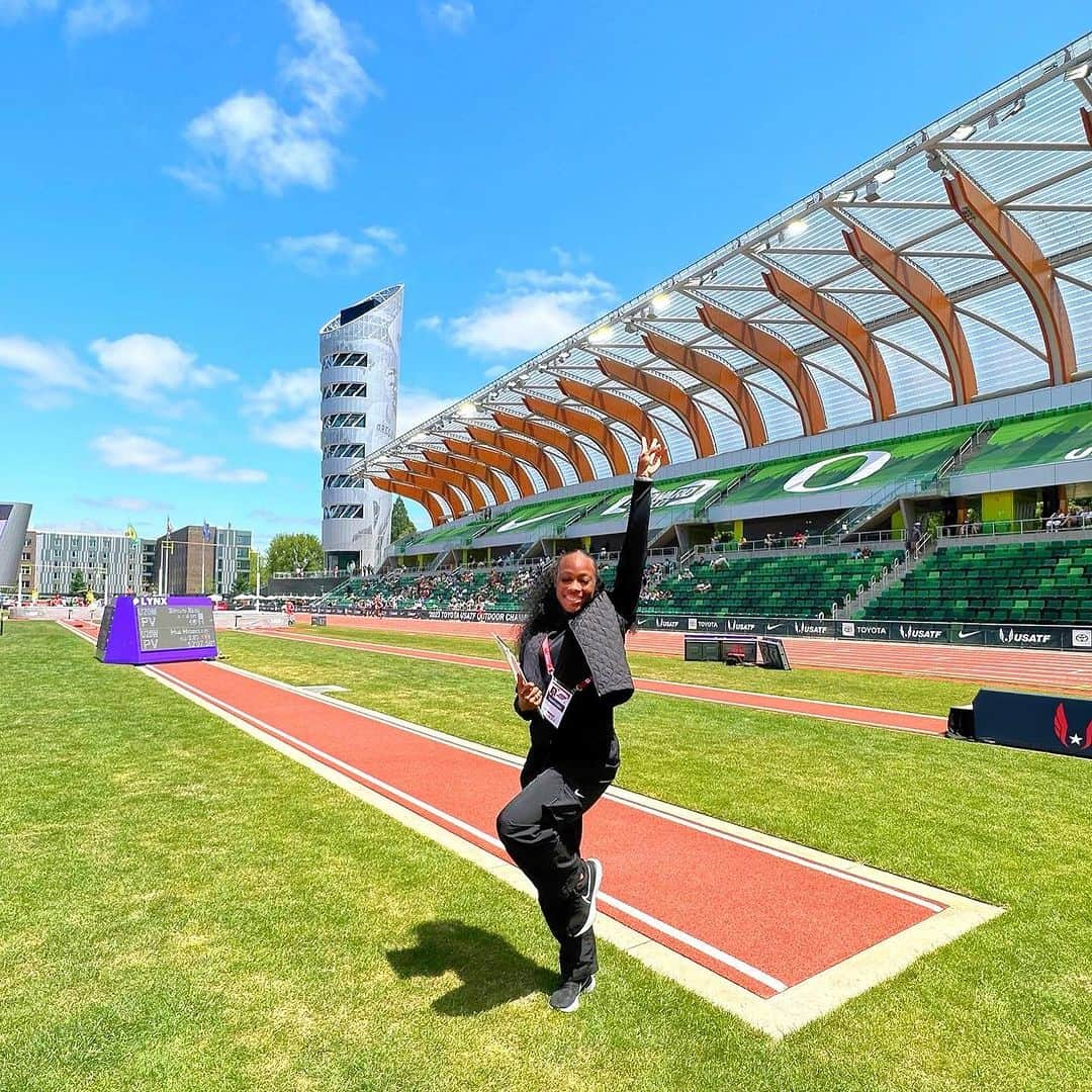 アシュリー・ヘンダーソンのインスタグラム：「USA’s in Eugene looked a little different this year. Not in my spikes this time, but I am still here. It was a pleasure to be a part of this event's media production, where I have competed many times before. Thank you NBC💛🧡❤️💜💙💚」