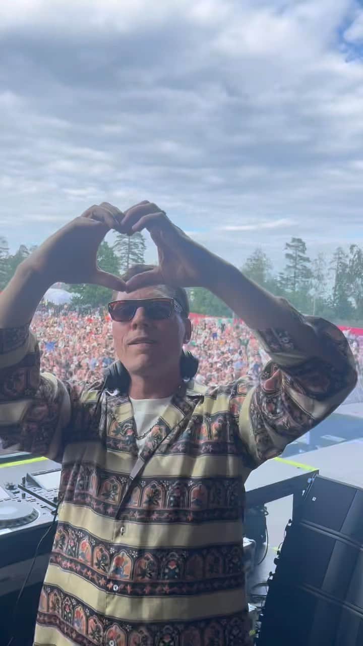 ティエストのインスタグラム：「Sending lots of love to @lewiscapaldi ❤️」
