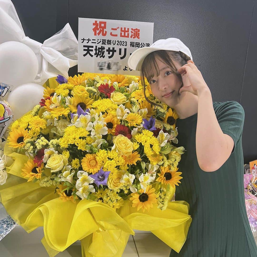 天城サリーのインスタグラム：「福岡公演お花ありがとうございます🥺 . ペンライトもいっぱい黄色が見えてハッピーハッピーな気持ちでいっぱいでした💕💕 皆さんいつもありがとうございます♪ . 今週末も頑張ります！」