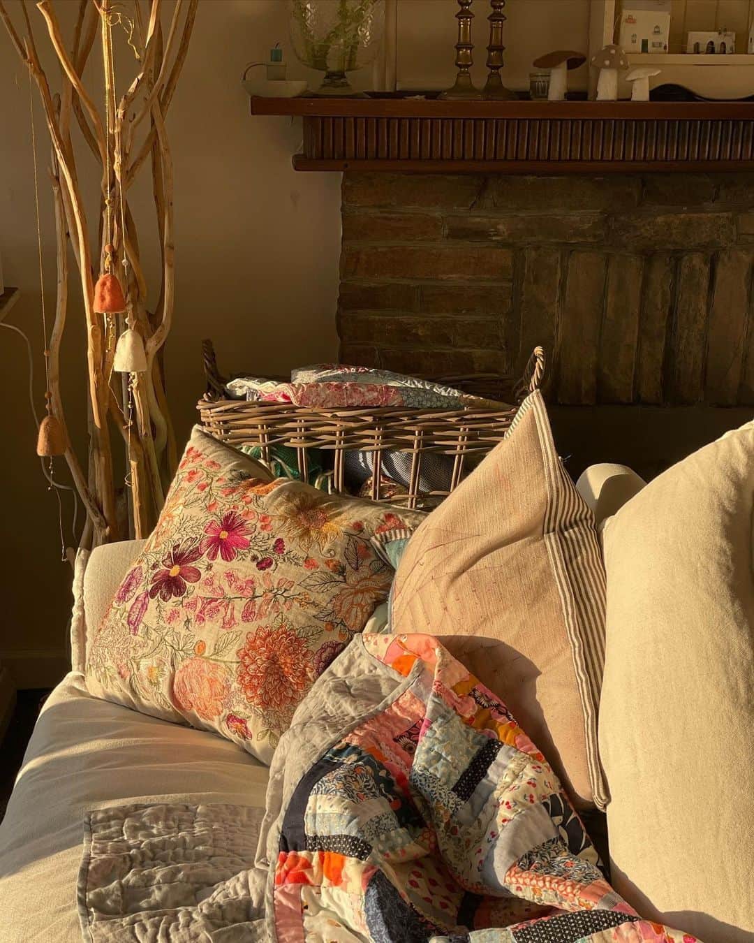 コーラル アンド タスクのインスタグラム：「A sunny #regram from @ayearofserendipity 🌞 We love how the sun hits the embroidery on our Paradise Garden pillow in this cozy spot! #coralandtusk」
