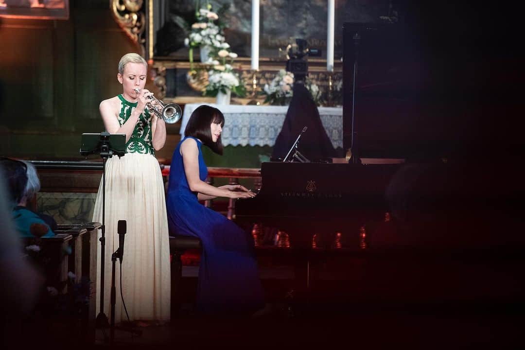 ティーネ・ティング・ヘルセットのインスタグラム：「It’s been a week since one of the most amazing weeks ever ❤️ I am so incredibly honoured to be the artistic leader of @risorkammermusikkfest 🤩 Thank you @alicesaraott_official for your inspiration and ideas 😍 There are so many special people involved, both on and off stage, and I can’t express enough gratitude for making this festival amazing 🌸  I have so many photos so I’ll probably post more soon 😂  #bestfestivalever #friends #bestaudience #risørinmyheart 📸 @livovland」