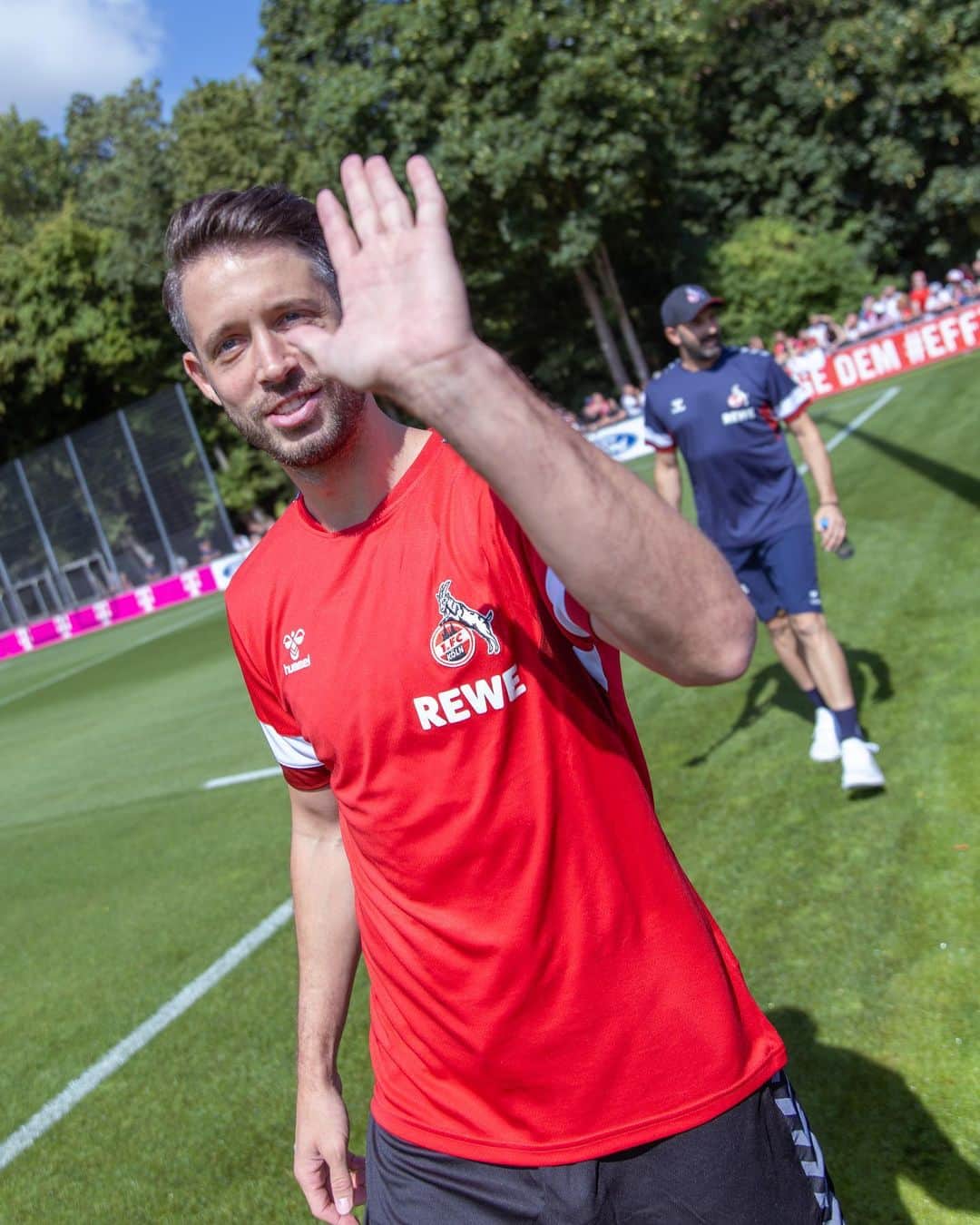 マルク・ウートのインスタグラム：「Erste Trainingseinheit ✅ hat Spaß gemacht mal wieder den Rasen zu riechen 😉 schön, dass so viele von euch erschienen sind 💪🏻💪🏻🔴⚪️ @fckoeln」