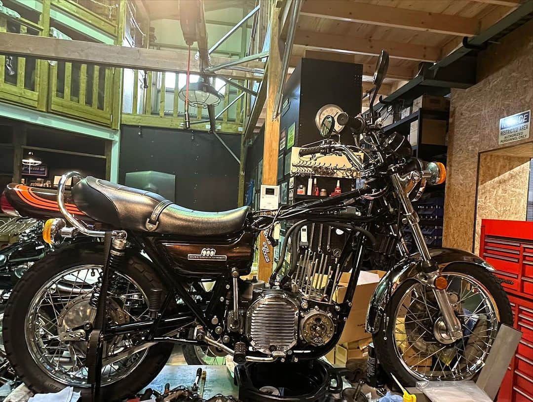 織戸学のインスタグラム：「安心と信頼は 古い車やバイクには 欠かせない。  なかなか イカした事になりそう  早くに @pams_z  で見てもらい助かりました。  やはり酷かったみたい  将来の夢 Z1で🇺🇸横断  それに耐えうる 耐久性と、安心感を  隣が　 pamsで良かった」