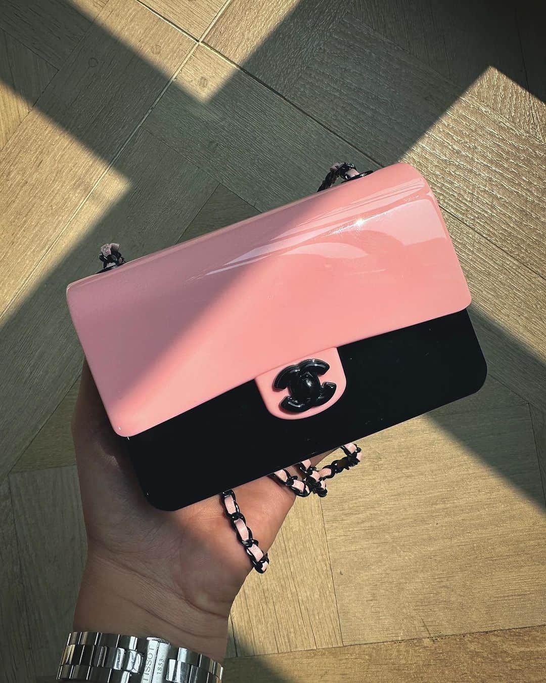 sananasのインスタグラム：「Si @chanelofficial et Barbie avait crée une collection 👛🥰ce sac en ferait partie ! Il est vraiment trop cute. Qui a hâte de voir le film ? Moi j’appréhende mais Barbie c’était toute ma vie donc j’ai hâte ! Vous étiez team Barbie ou poupée vous ? Moi Barbie et de loin ! Je faisais du troc de fringues avec mes copines 😆J’étais déjà addict, ma mère savait que j’étais un cas désespéré et que le shopping serait ma thérapie 😂」