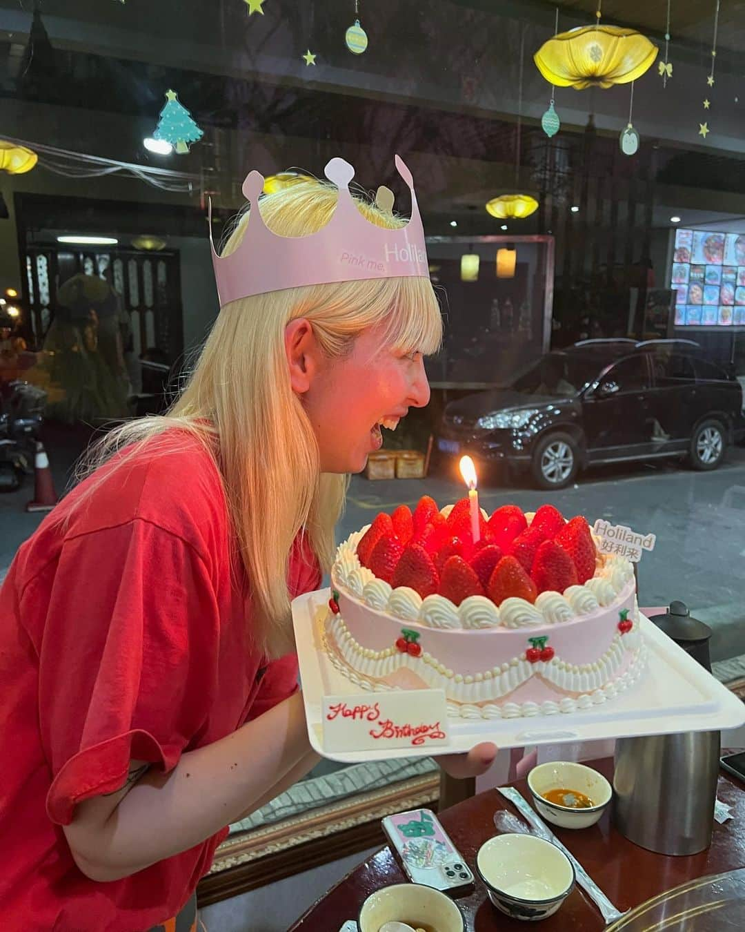 ユウキのインスタグラム：「7/10はMY BIRTHDAY 🩷🤗🎂🩷 今年は初めて中国で迎えました🇨🇳 たくさんすぎるお祝いメッセージありがとう〜！！  すでに2回もケーキ食べちゃって、 臭豆腐チャレンジもして（惨敗）、 ショットプレゼントももらって？、 きのうは万里の長城もいけたりして大充実しましたありがとう🐉💞  今年もますますの活躍をしちゃう心持ちでいるよ🤗 オラオラどすこい〜〜🤗🤗🤗 予想できない人生を歩めてて幸せです、みんないつもありがとう！🩵🫶🏻  #birthdaygirl #chinatravel #グローバルWiFi #globalwifi #gobeyonder #GOBEYOND ※#グローバルWiFi #gobeyonder」