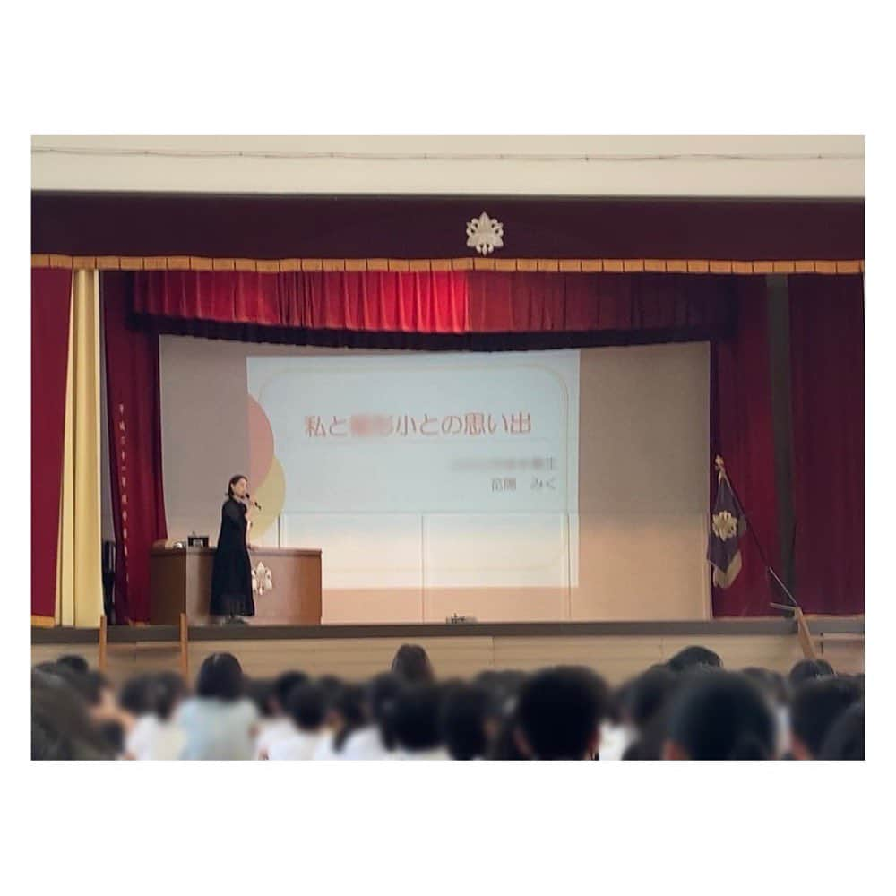 花陽みらさんのインスタグラム写真 - (花陽みらInstagram)「#祝150周年 ㊗️ 小学校の母校🏫  この度［150周年記念式典］特別ゲストとして呼んでいただきました🕊️  今や茨城県で ”県北1大きな小学校”  になった母校。  約679名の後輩の皆と 歌ったり［夢］について話したり☺️✨  子供たちから沢山 笑顔＆パワーをいただきました！！ 「みく先生！！バイバーイ」というワードの力強さ😭✨✨なんて可愛いんだ！  　 見上げると雲が降ってきそうな、 大きな大きなグラウンド。 昔は20羽ぐらいいたウサギ小屋。(今は2羽…) そして学舎は、 綺麗になっている所もありましたが 全く。まっったく変わっておらず🫣✨ 一気にタイムスリップ！！  懐かしい先生方ともお会いでき、、 色々な記憶が蘇りました。  宝塚と出会い リーゼントのような前髪を1人ひっそり作ろうと努力していた鏡…w  思い出たくさん詰まった ”母校” に戻り 改めて、自分を見つめ直す事ができました🕊️  20年前、この体育館で卒業式をしていた 花陽少女に伝えてあげたい！ 「あなたは、20年後この体育館で約670人の後輩達に囲まれて歌って緊張して震えてるよ！」 と😂😂😂  　 実は母校。数年後には名前が変わってしまうんだとか…🫣 貴重なタイミングで、150周年という節目の記念式典に参加する事ができ この様な機会を作って下さった、校長先生はじめ教員の皆様に、心からの感謝です。  素晴らしい時でした。  これからも！！母校の歴史柄続きますように✨🕊️✨🕊️✨  #150周年　#150周年記念式典　#母校　#小学校 #茨城県　#7月7日 #七夕は創立記念日  #卒業文集の夢は #人を喜ばせる仕事　だって笑  子供たちは夢が沢山ありました #夢はいくつあってもよいね と小学生と話した素敵な時😌✨  今回。急にスライド映像を作ってくれた小学校からの親友に心からの感謝を😭✨🙏」7月11日 0時42分 - miku_hanahi