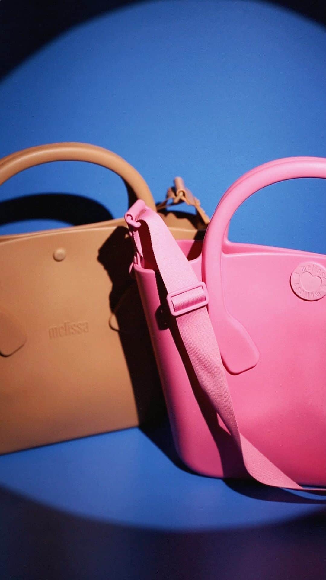メリッサのインスタグラム：「Das cores clássicas as modernas sem perder o estilo?  Foi aqui que chamaram a minha #MelissaFreeBigBag então 💅 Comenta aqui qual a cor não pode faltar! 🤎💚🖤💗」