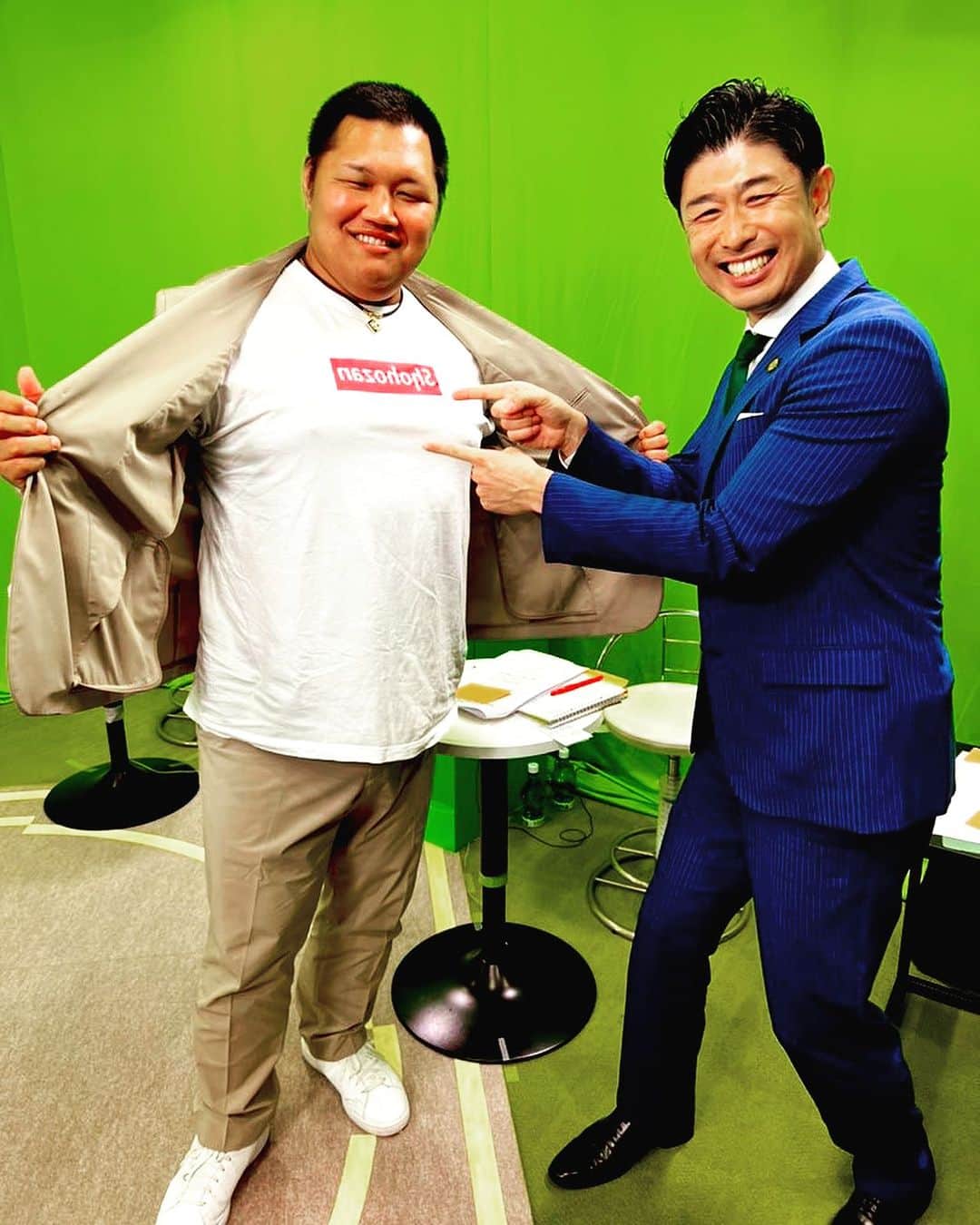 のインスタグラム：「大相撲 名古屋場所・2日目実況でした🎤  解説は元小結・松鳳山さん✋ Tシャツの文字、よく見ると‥（笑）  現役時代に緊張のリミッターが外れた話はとても興味深く聞かせていただきました！  土俵上とは違い素敵な笑顔を何度も見せてくださいましたね😊  2日目で早くも波乱が起こった名古屋場所！ さぁ明日はどうなる？！  是非ABEMAで大相撲をお楽しみください😊  #abema #大相撲 #相撲 #名古屋場所 #七月場所 #松鳳山 さん #実況 #髙橋大輔 #高橋大輔」
