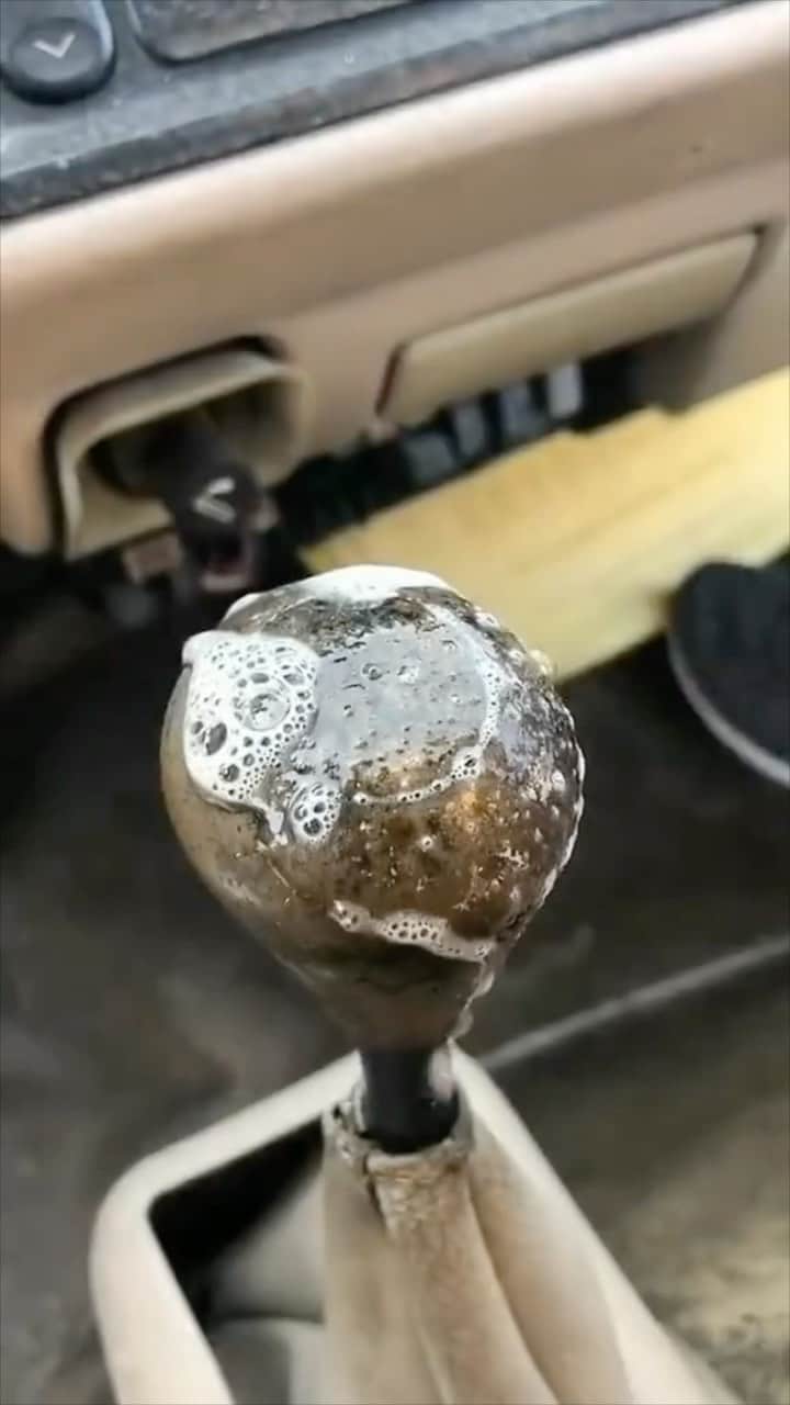StreetArtGlobeのインスタグラム：「We don’t know exactly why, but this might be the most satisfying thing ever 🚗🧼🧽🫧  With bianca2849/TT 💥」
