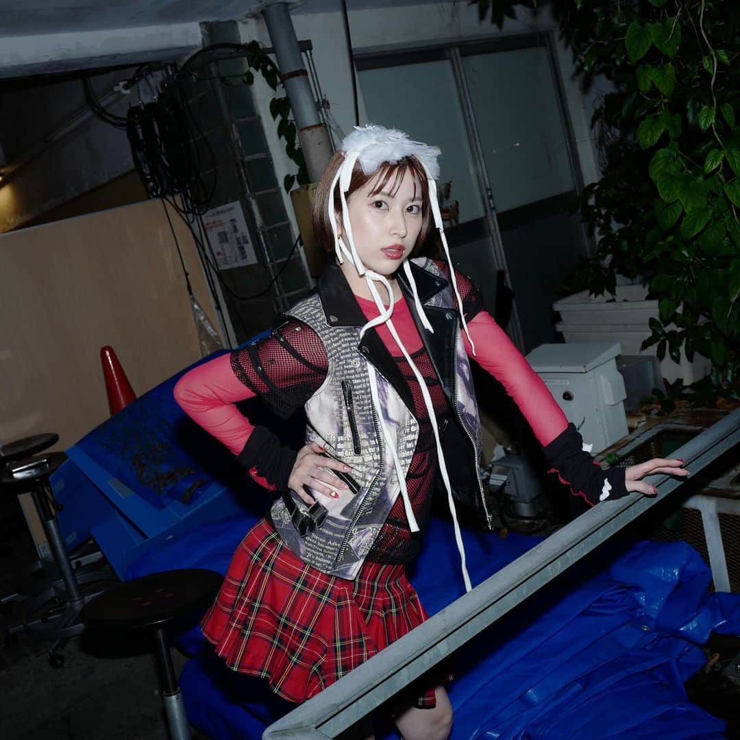 しよりさんのインスタグラム写真 - (しよりInstagram)「載せてなかった写真❤️‍🩹 依音スタイリングで撮影した時の！  更新遅くなっちゃった…  待ってた？🙎🏼‍♀️  . .  #撮影データ #写真部 #ふぉと #作品撮り #punkrock #punkgirl #punkfashion #japanesegirl #photogram #kawaii #kawaiigirl」7月11日 0時51分 - shiyooori