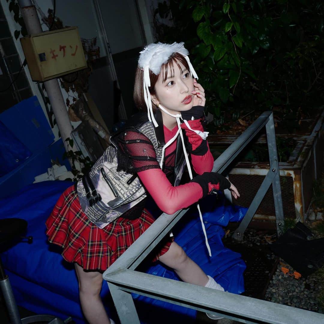しよりさんのインスタグラム写真 - (しよりInstagram)「載せてなかった写真❤️‍🩹 依音スタイリングで撮影した時の！  更新遅くなっちゃった…  待ってた？🙎🏼‍♀️  . .  #撮影データ #写真部 #ふぉと #作品撮り #punkrock #punkgirl #punkfashion #japanesegirl #photogram #kawaii #kawaiigirl」7月11日 0時51分 - shiyooori