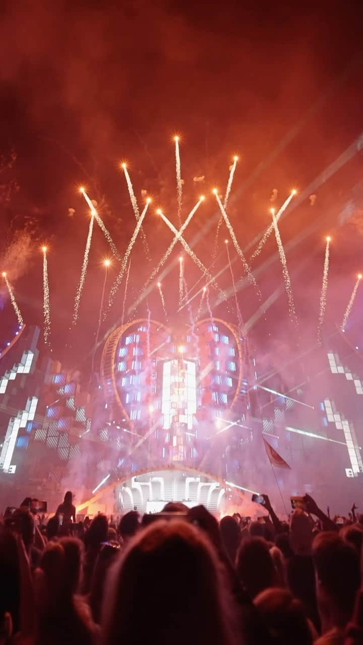 Dimitri Vegas & Like Mikeのインスタグラム：「We brought the energy, you brought the love. @electricloveaut, you were electrifying! ⚡🔥」