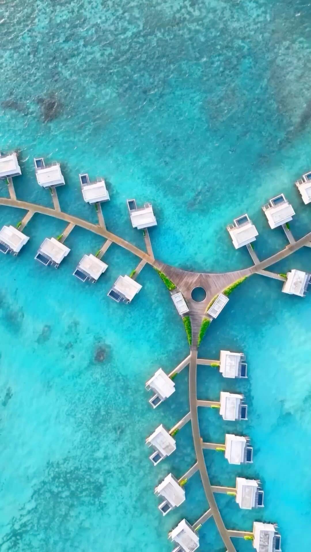 BEAUTIFUL HOTELSのインスタグラム：「Get ready to dive into paradise with @uniquepassports at Alila Kothaifaru Maldives! 🌴  This stunning private island retreat, located in the breathtaking Raa Atoll, offers an unforgettable escape surrounded by nature’s wonders. 🐟 Indulge in the ultimate relaxation and find your home away from home in the luxurious suites, thoughtfully designed for tranquility and comfort. 💫  From lush vegetation to turquoise waters teeming with marine life, every moment here is pure bliss. 🌱   Can you imagine a more idyllic getaway? 🦞   📽 @uniquepassports 📍 @alila.maldives, Maldives 🎶 Iniko - Jericho」